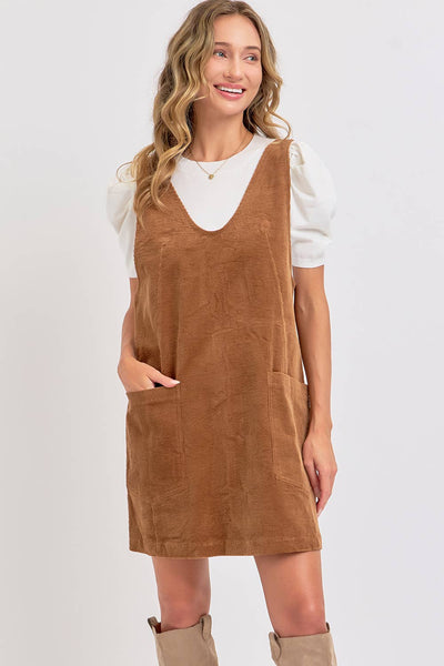 PInafore style corduroy dress. With patch pockets and adjustable shoulders in camel color